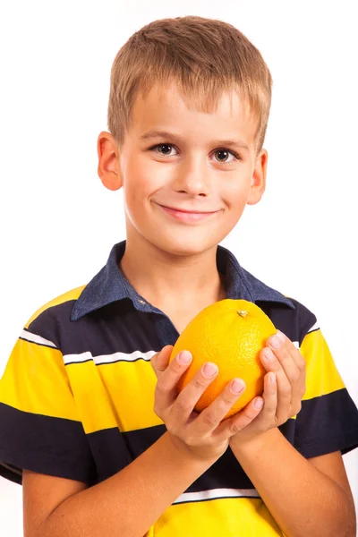Pojke anläggning apelsiner — Stockfoto
