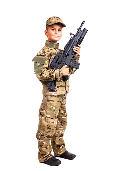 Молодой солдат с винтовкой — стоковое фото