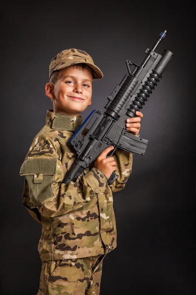 Joven soldado con rifle —  Fotos de Stock