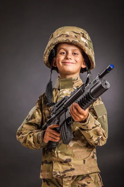 Mladý voják s puškou — Stock fotografie