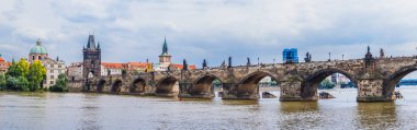 Yaz aylarında Prag'da Karlov veya charles Köprüsü ve Nehri vltava