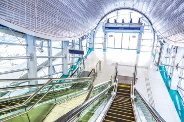 dubai metro istasyonunda otomatik merdiven