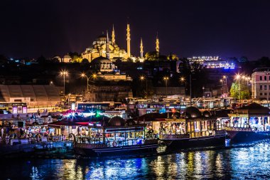 galata Köprüsü'nde sonundaki Restoran gece görünümü