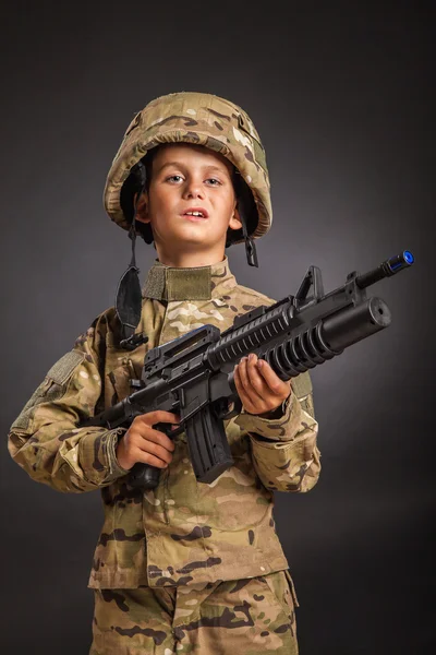 Młody żołnierz z karabin — Zdjęcie stockowe