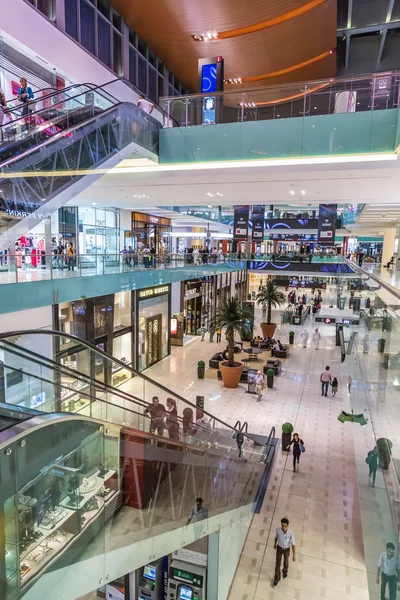 Vista interior del Dubai Mall - el centro comercial más grande del mundo —  Fotos de Stock