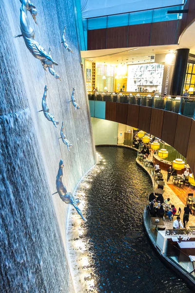 Cascada en Dubai Mall - el centro comercial más grande del mundo Fotos de stock