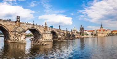 Yaz aylarında Prag'da Karlov veya charles Köprüsü ve Nehri vltava