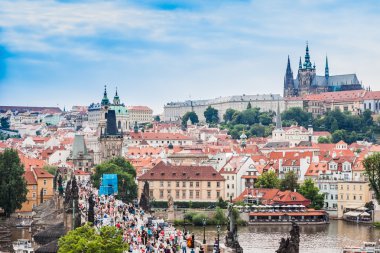 Prag 'da yaz aylarında Karlov veya Charles Bridge