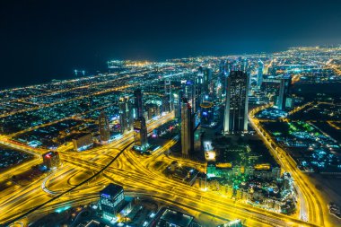 Dubai şehir merkezinde şehir ışıklarıyla dolu bir gece sahnesi