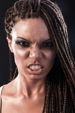 dreadlocks ile kızgın bir Afrikalı-Amerikalı kadın portresi