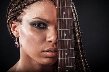 dreadlocks saçlı bir Afrikalı-Amerikalı kadın portresi
