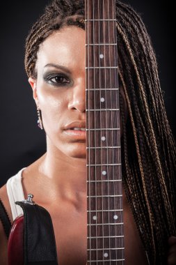 dreadlocks ile Afrikalı-Amerikalı bir kadın portresi