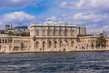 istanbul'da Boğaz'ın yanında Dolmabahçe Sarayı