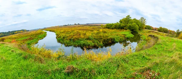 Landskap med skogssjö under hösten. Panorama — Stockfoto