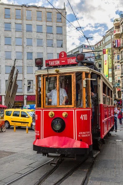 Старый красный трамвай в Таксим, istanbul, индейка — стоковое фото