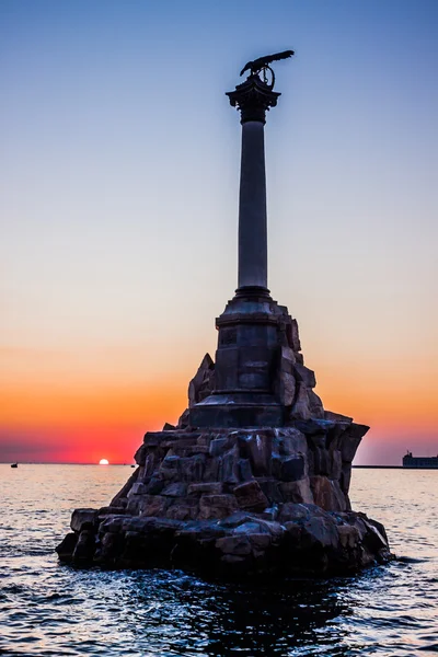 Monumen untuk kapal yang ditenggelamkan di Sevastopol — Stok Foto
