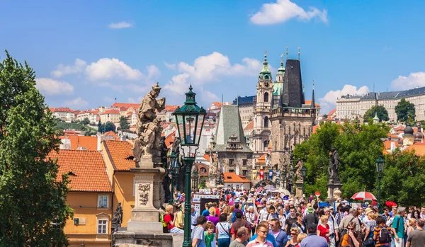 Prag 'da yaz aylarında Karlov veya Charles Bridge — Stok fotoğraf