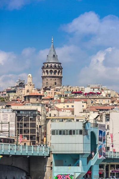Cityscape med Galata-tårnet over Det gylne horn i Istanbul – stockfoto