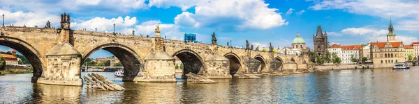 Yaz aylarında Prag'da Karlov veya charles Köprüsü ve Nehri vltava — Stok fotoğraf