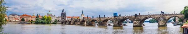 Karlov eller charles bridge och floden vltava i Prag i sommar — Stockfoto