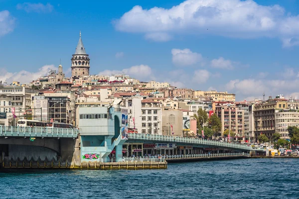 Cityscape med Galata-tårnet over Det gylne horn i Istanbul – stockfoto