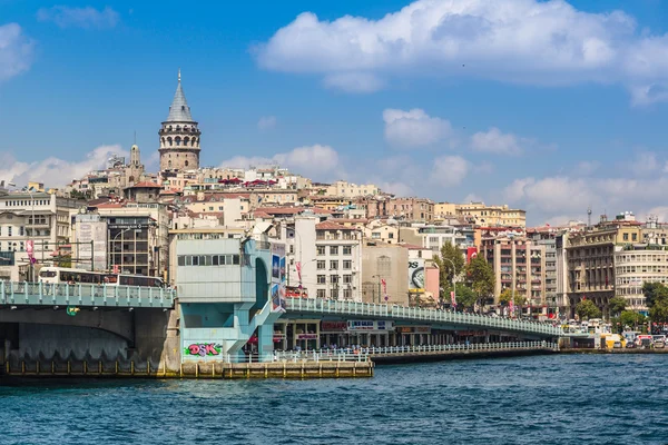 Paisaje urbano con Torre Galata sobre el Cuerno de Oro en Estambul — Foto de Stock