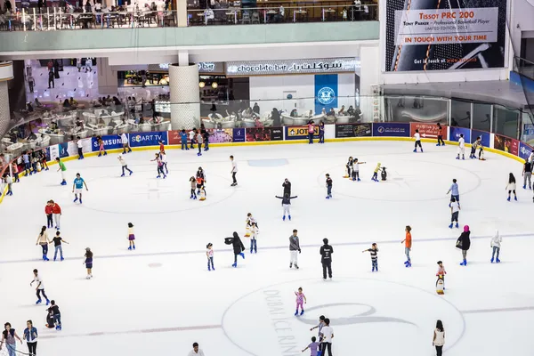 La pista de hielo del Dubai Mall — Foto de Stock