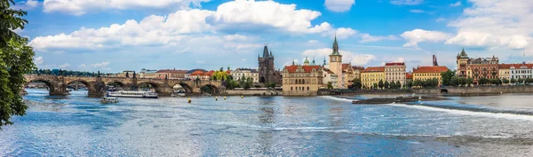 Karlov lub charles most i rzeki Wełtawy w Pradze w lecie — Zdjęcie stockowe