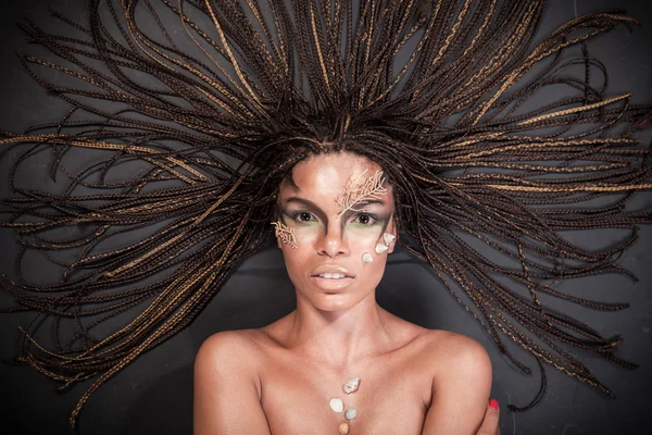 Portrait d'une femme américaine africaine nue avec dreadlocks — Photo