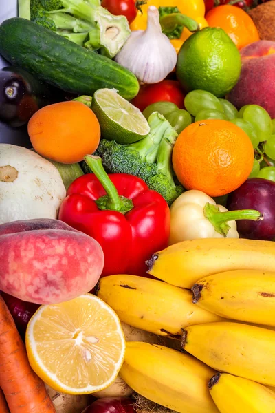 Gruppe von frischem Gemüse isoliert auf weiß — Stockfoto