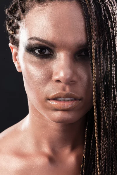 Retrato de uma mulher afro-americana com dreadlocks — Fotografia de Stock