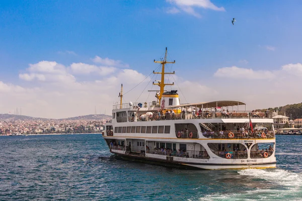 Traghetto a Istanbul Turchia trasporto persone — Foto Stock