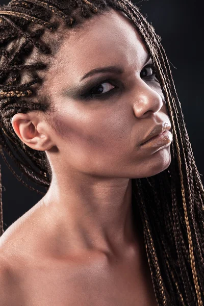 Retrato de una mujer afroamericana con rastas — Foto de Stock