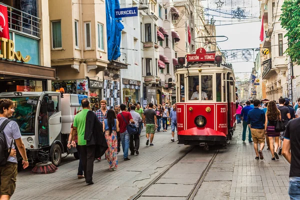 Staré červené tramvaje v taksim, istanbul, Turecko — Stock fotografie