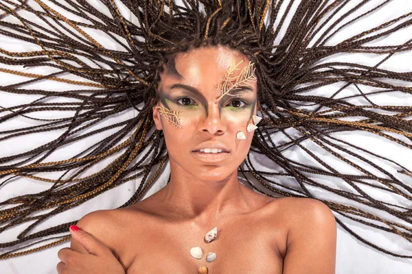 Ritratto di una bella giovane donna afroamericana nuda con dreadlocks — Foto Stock