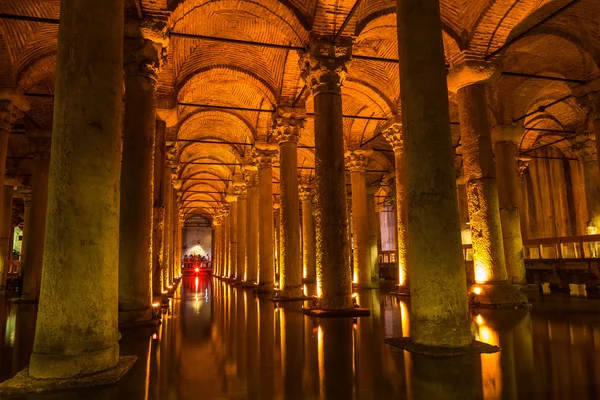 Cisterna de la Basílica subterránea (Yerebatan Sarnici) en Estambul —  Fotos de Stock