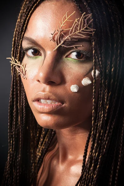 Retrato de una mujer afroamericana con rastas — Foto de Stock