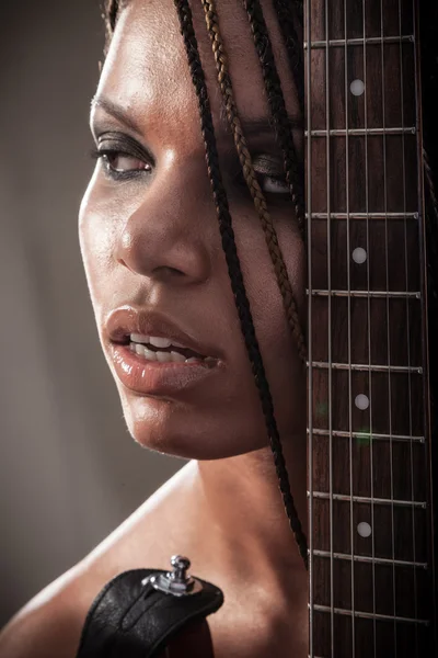 Retrato de una mujer afroamericana con rastas — Foto de Stock