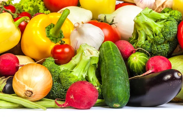 Grupo de legumes frescos isolados sobre um fundo branco — Fotografia de Stock