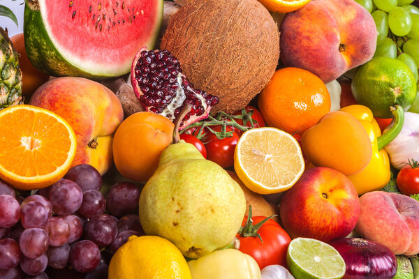 Группа свежих овощей изолированы на белом
