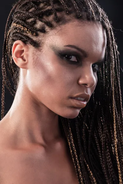 Retrato de uma mulher afro-americana com dreadlocks — Fotografia de Stock