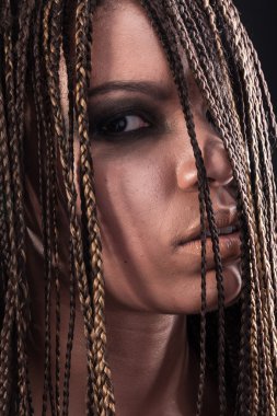 dreadlocks ile Afrikalı-Amerikalı bir kadın portresi