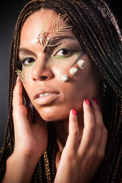 Портрет африканской американки с дредами — стоковое фото