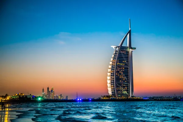Burj al arab är ett lyxigt 5-stjärnigt hotell — Stockfoto