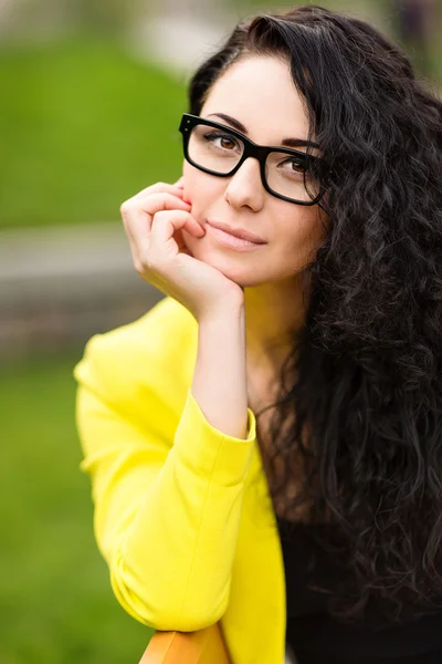 Retrato de joven sonriente hermosa mujer — Foto de Stock