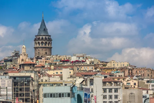 Paesaggio urbano con Torre di Galata sul Corno d'Oro di Istanbul — Foto Stock