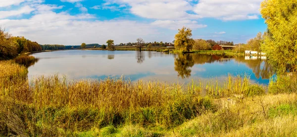 Floresta lago no outono. Panorama — Fotografia de Stock