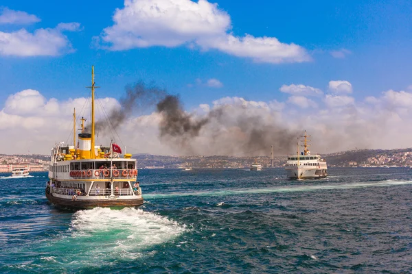 Ferryboat in Istanbul Turkey transporting people — Stock Photo, Image