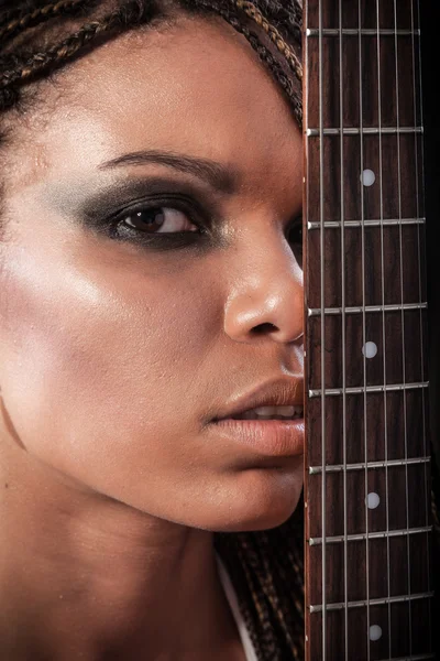 Retrato de una mujer afroamericana con pelo de rastas — Foto de Stock