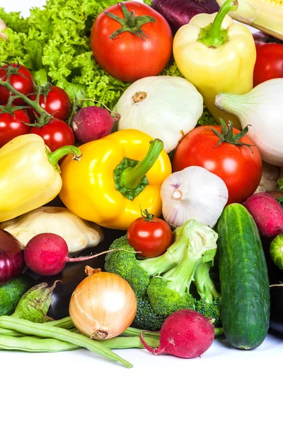 Grupp av färska grönsaker, isolerad på en vit bakgrund — Stockfoto